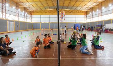 Com modalidades adaptadas, crianças praticam jogos com olhar de mobilidade reduzida