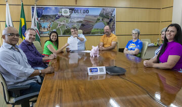 Representantes da Fundação Educacional de Toledo (Funet) estiveram na tarde desta segunda-feira (16) na Sala de Reuniões do Gabinete do Prefeito para prestigiar o ato de sanção à Lei 2.677/2023, que declara a utilidade pública municipal da entidade. A matéria foi publicada na edição de hoje do Órgão Oficial e representa um novo momento para a instituição, que tem como finalidade incentivar, criar e manter estabelecimento de ensino onde se desenvolvem programas de educação, cultura, meio ambiente e ensino in