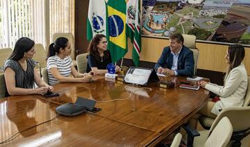 Ao lado da antecessora e da vice, Ana Paula Brandalize recebeu, na manhã de segunda (6) as boas-vindas do chefe do Executivo e da secretária de Saúde