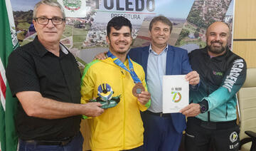 Bronze no Parapan, Breno Johann é recebido pelo prefeito toledano