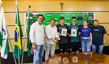 Prefeito recepciona atleta escolhido melhor fixo do futsal paranaense