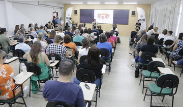 Promovido por intermédio da Escola de Governo, curso é destinado a profissionais que atuam junto à terceira idade; abertura foi na manhã desta quarta-feira (8)