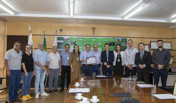 A prefeitura de Toledo recebeu nesta sexta-feira (05) o Selo Caixa Gestão Sustentável 2024. O certificado foi entregue para o prefeito Beto Lunitti em um ato simbólico na Sala de Reuniões da prefeitura por uma comitiva da Caixa Econômica. Apesar de todos os 5570 municípios brasileiros serem elegíveis, apenas Toledo atingiu a pontuação máxima e alcançou a categoria Diamante.  O superintendente de Governo do Oeste do Paraná, Mauro Luiz Misturini, disse que “esse é o reconhecimento pelo trabalho realizado. Par