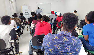 A Secretaria de Políticas para Infância, Juventude, Mulher, Família e Desenvolvimento Humano (SMDH) de Toledo deu início a importantes iniciativas de inclusão cultural voltada à população imigrante. Dois cursos de línguas foram lançados com o objetivo de promover a integração e facilitar o acesso aos serviços públicos: um curso de língua portuguesa para imigrantes e uma capacitação em crioulo haitiano para servidores municipais. No último sábado (12), ocorreu a aula inaugural das turmas de língua portuguesa