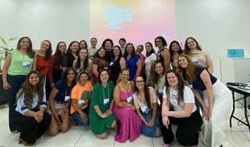 Na noite da última quinta-feira (17), 28 mulheres celebraram a conclusão do módulo avançado do programa "Inspirar, Empreender e Empoderar", durante a cerimônia de entrega de certificados. O evento coroou a jornada de aprendizado dessas participantes, a maioria delas já formada no módulo básico, oferecido pela Secretaria de Políticas para Infância, Juventude, Mulher, Família e Desenvolvimento Humano (SMDH), em parceria com o Serviço Brasileiro de Apoio às Micro e Pequenas Empresas (Sebrae). O módulo avançado