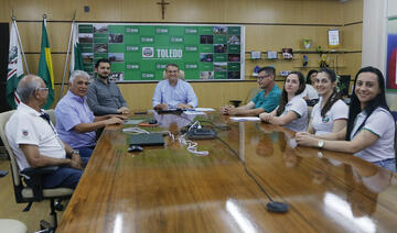 Ato na manhã desta quarta (18), na Sala de Reuniões do Gabinete do Prefeito, permitirá compra de caminhão câmera fria que será usado pelo Banco de Alimentos 
