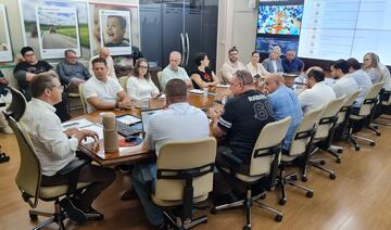 Já nas primeiras horas da manhã teve início a reunião de transição entre o atual e o novo governo municipal, com a presença maciça dos atuais e futuros secretários de governo