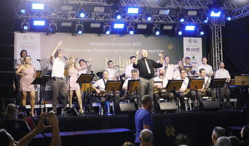 Na noite desta terça (17), Orquestra de Teutônia fez vibrar o público na Vila de Natal; logo após, caminhões da Coca-Cola percorreram várias ruas da cidade