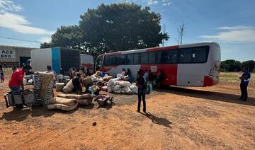 Aproximadamente 80 pessoas, entre adultos e crianças, seguem de volta à cidade de origem
