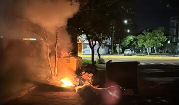 Foi incendiado um contêiner amarelo de lixo reciclável e um entulho de lixo próximo a um estabelecimento comercial
