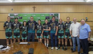 O grupo presenteou o prefeito Costenaro e o secretário de Esportes e Lazer, Jozimar Polasso, com camisetas do clube