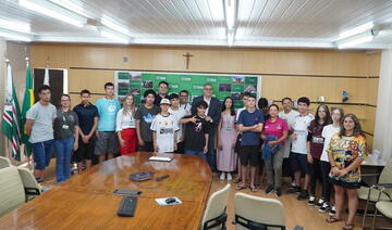 Os adolescentes fazem parte do Programa Agente da Cidadania e do projeto Centro da Juventude Rumo ao Conhecimento das Profissões