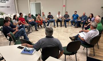 Representantes de diversas instituições voltadas ao controle, fiscalização ou produção animal participaram da reunião