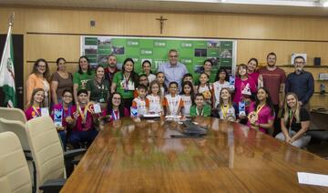 Estudantes mostraram troféus e medalhas conquistados em feiras nacionais e internacionais