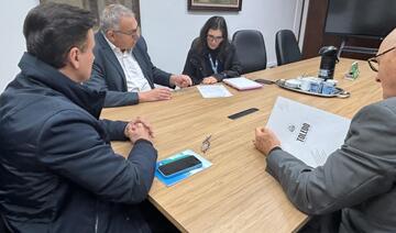 Prefeito Mario Costenaro esteve nesta quarta-feira (8) na Fundepar, onde protocolou o pedido de revisão para incremento no repasse de verbas (Crédito: Márcio Pimentel/Secom)