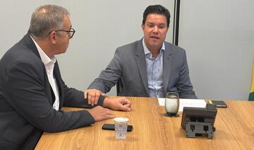 Guto Silva recebeu o prefeito Mario Costenaro na manhã desta quarta-feira (8), em Curitiba, ao lado do deputado estadual Hussein Bakri (Crédito: Márcio Pimentel)