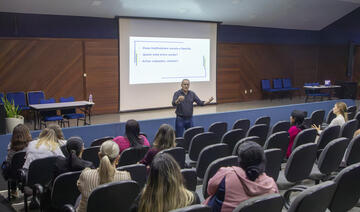 A quarta edição do programa “Escola de Pais: Construindo e fortalecendo laços”, promovida pela Secretaria Municipal da Educação (Smed), propiciou, na noite da última quarta-feira (12), um debate sobre o papel da família na formação das crianças. O encontro, realizado no auditório do Centro de Eventos Ismael Sperafico, foi gratuito e aberto a todos os responsáveis por estudantes da rede municipal. O ponto central da programação foi a palestra “O poder dos pais na formação de bons hábitos”, apresentada pelo e