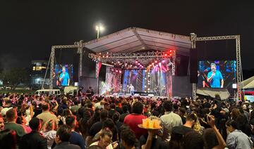 Mesmo sob chuva, população participou da programação que teve distribuição de bolo, shows nacionais e premiação do concurso de decoração natalina