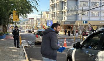 Uma blitz educativa realizada na Praça Willy Barth alertou diversos motoristas de Toledo sobre a campanha Junho Violeta e os canais de denúncia