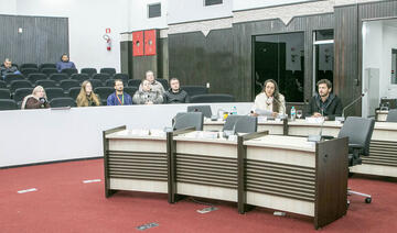 Equipe da Secretaria expôs, na manhã desta quarta (24), no Plenário da Câmara de Vereadores, dados sobre a execução físico-orçamentária do 1º quadrimestre de 2026