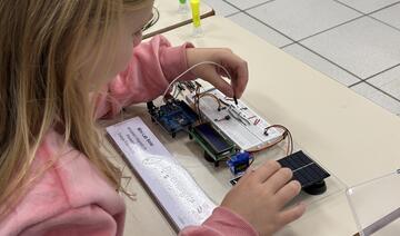 Projeto desenvolvido em parceria com UEM e Unioeste envolve alunos do Clube de Ciências Mentes Curiosas na construção de protótipos de energia fotovoltaica