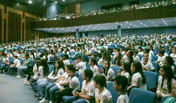 Formatura do Programa Educacional de Resistência às Drogas e à Violência realizada no Teatro Municipal, na manhã desta quarta (26), foi prestigiada por várias autoridades