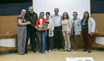Encontro reuniu gestores das redes municipal, estadual e privada e teve entrega simbólica de equipamentos para 18 escolas municipais