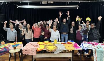 Participantes dos cursos de crochê e artesanato em vidros do CEU das Artes apresentaram seus trabalhos no encerramento do semestre