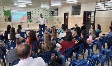 Encontro na noite desta quarta (26), na Escola Arsênio Heiss, reuniu representantes de diferentes segmentos para organizar as etapas de construção do documento